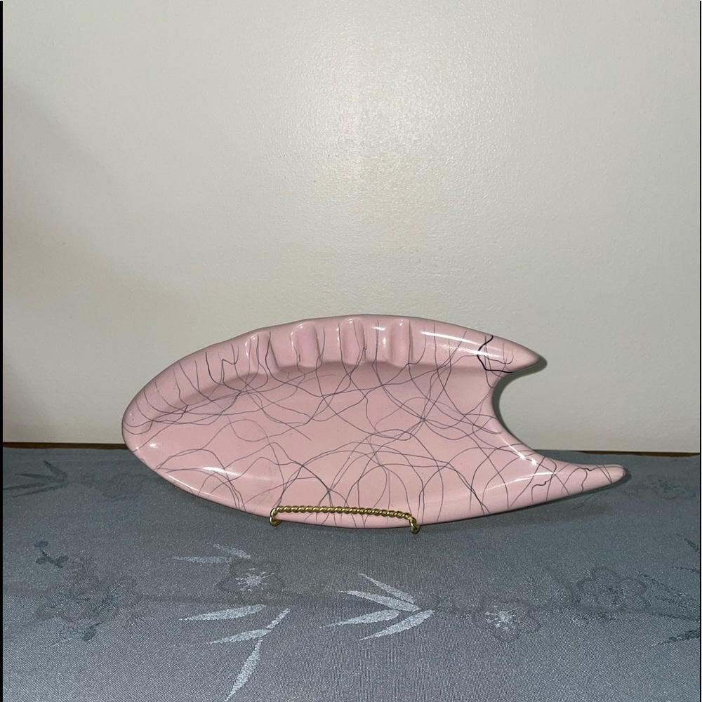 Shawnee Pottery Vintage 1950’s Atomic Boomerang Pink w/ Black Marbling. #407